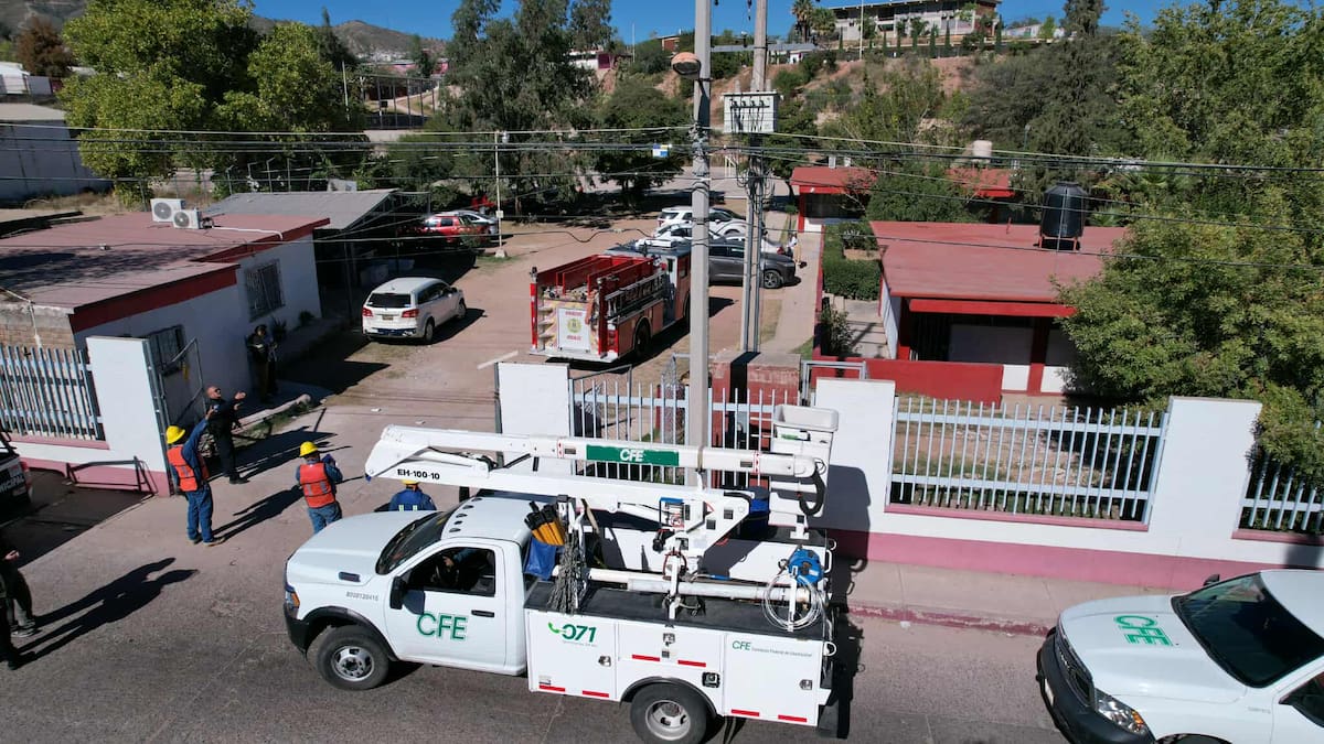 Explota transformador y evacuan a 90 alumnos del CAM-43 en Nogales. Foto: GH