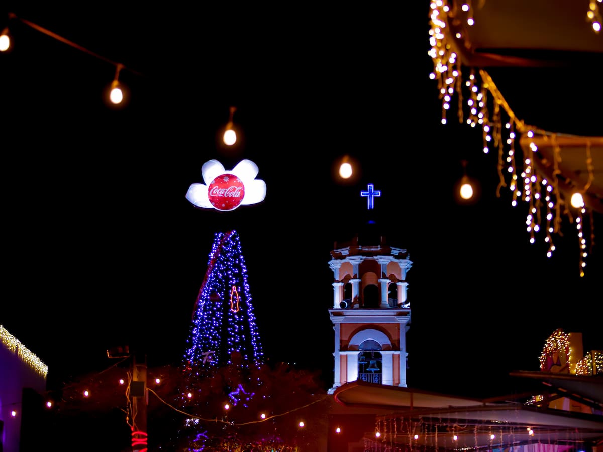 La temporada decembrina en Mexicali arrancó con broche de oro con el emotivo encendido del árbol navideño en el Centro Histórico, un evento que congregó a cientos de cachanillas en un cálido ambiente familiar. (Foto: Juan J. Morales)