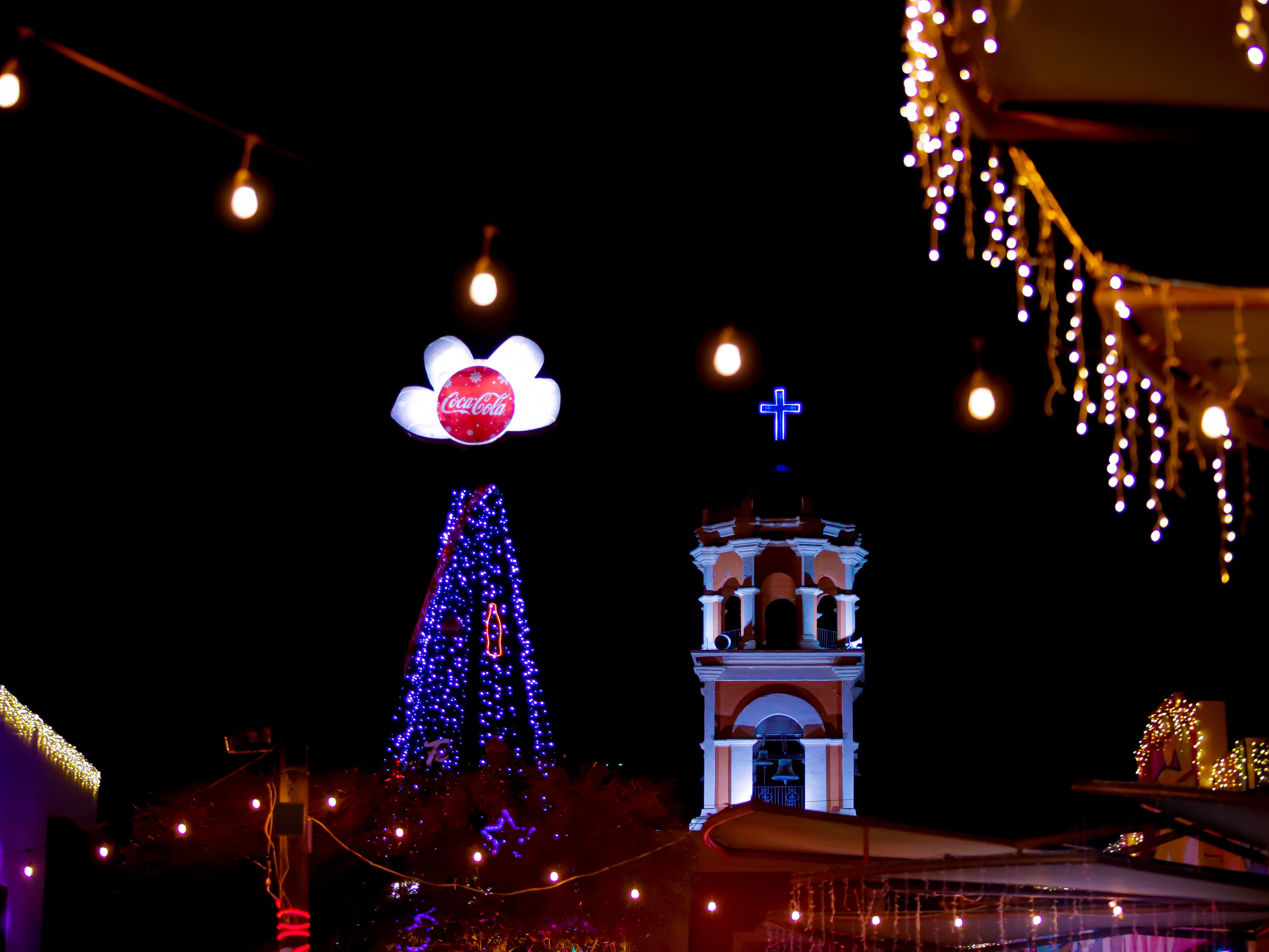 La temporada decembrina en Mexicali arrancó con broche de oro con el emotivo encendido del árbol navideño en el Centro Histórico, un evento que congregó a cientos de cachanillas en un cálido ambiente familiar. (Foto: Juan J. Morales)