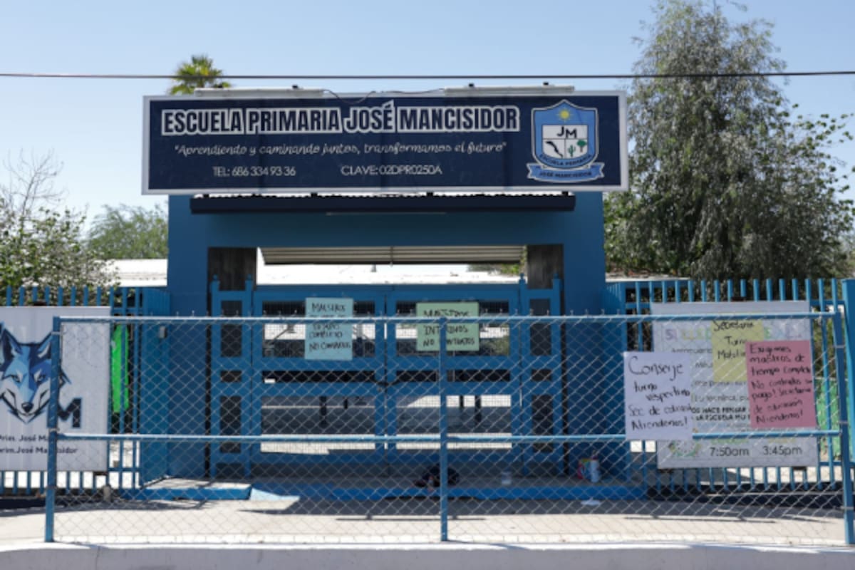 Madres de familia se enfrentan por protesta en primaria 24 de Febrero en Mexicali