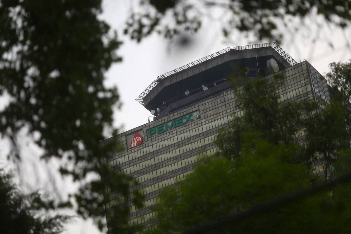 FOTO DE ARCHIVO. El logotipo de Pemex se ve en su sede en Ciudad de México, México 20 de abril de 2020. REUTERS/Edgard Garrido