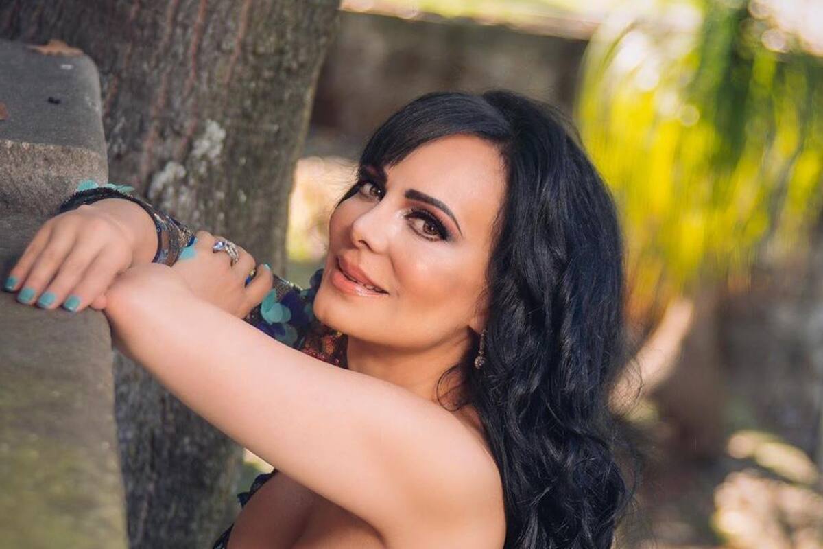 De impacto, Maribel Guardia con escote y look en blanco