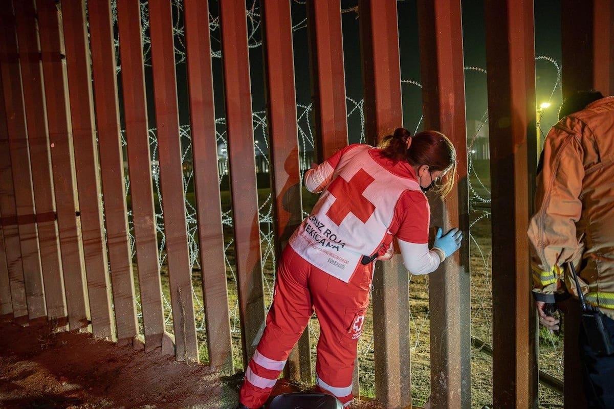 Un hombre de aproximadamente 45 años resultó lesionado tras caer del muro fronterizo, a la altura de la avenida Internacional de Tijuana. Foto: Border Zoom
