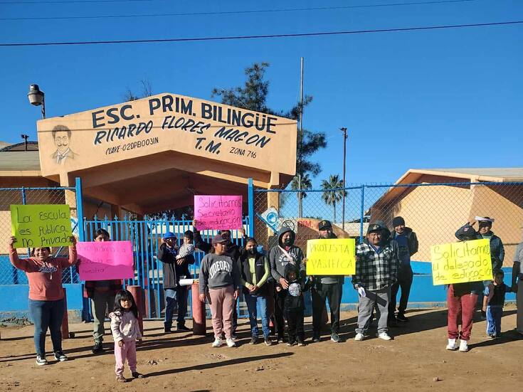 Padres de familia se manifiestan en escuela primaria en San Quintín