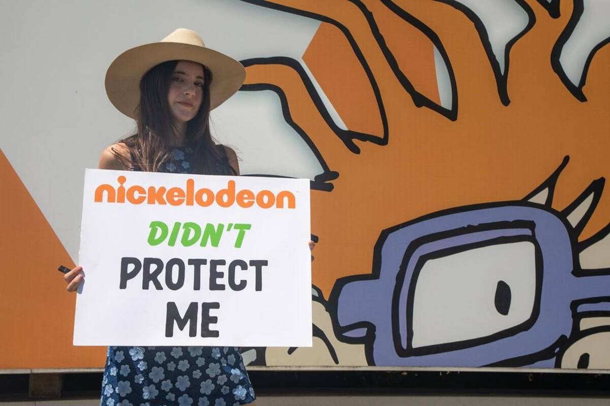 Ex actriz de Nickelodeon protesta a las afueras de la empresa por supuesto abuso infantil