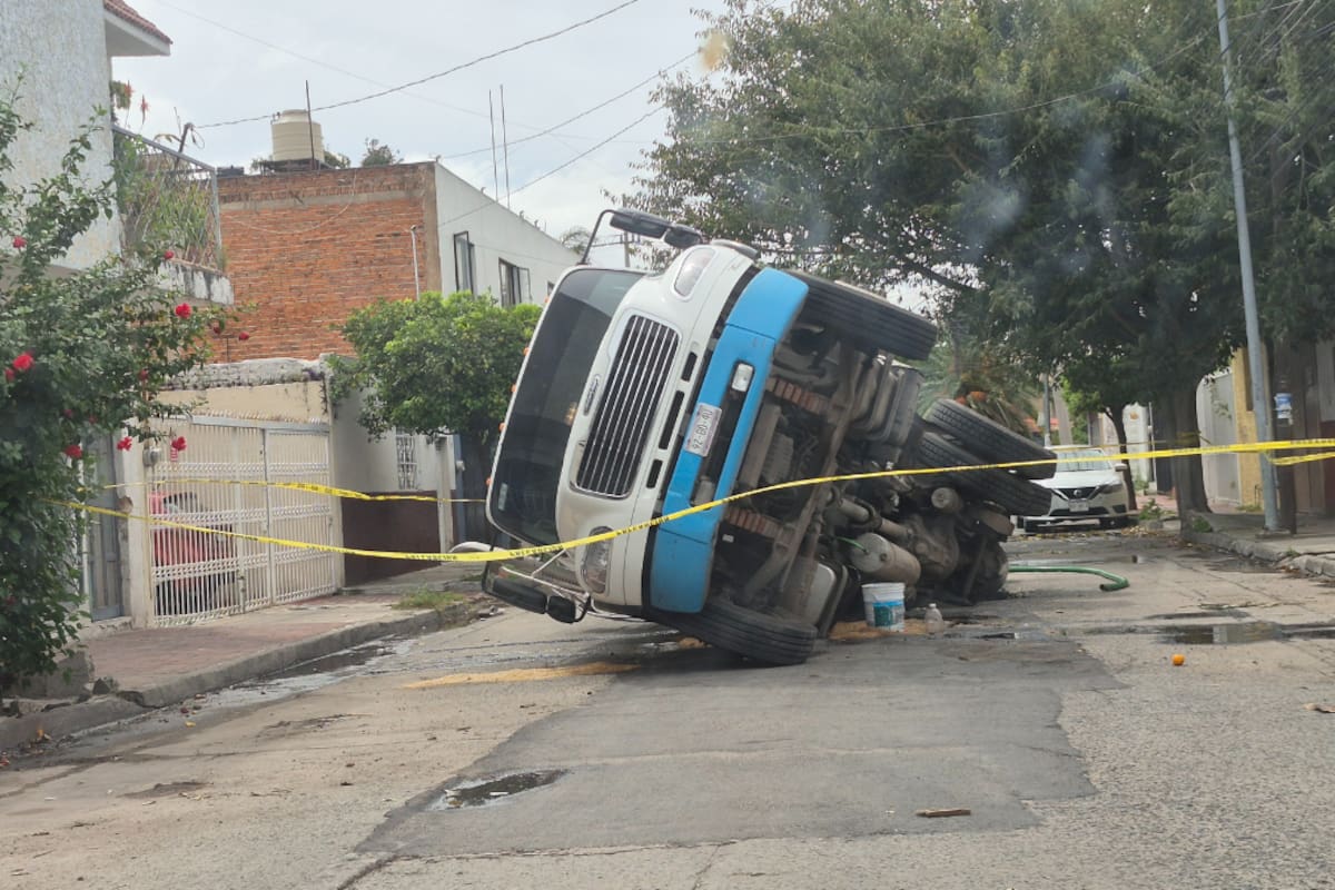 Una pipa de agua con capacidad de 20 mil litros queda atrapada en un socavón de tres metros de profundidad en Guadalajara, mientras bomberos y Protección Civil coordinan las maniobras para retirar la unidad