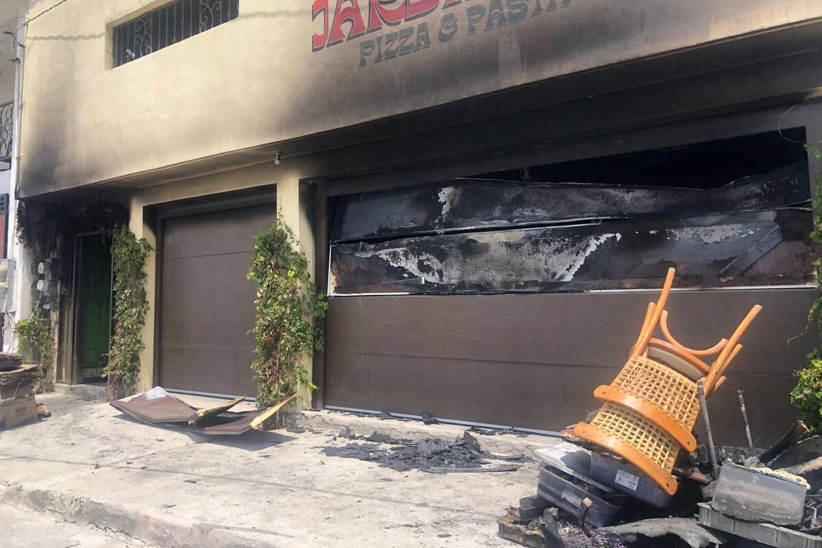 Incendian restaurante de pizzas en intento de robo