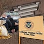 El mayor centro de detención para migrantes en Texas, ‘Camp East Montana’, enfrenta críticas por seguridad deficiente, atención médica insuficiente y gastos millonarios desperdiciados, según un informe oficial