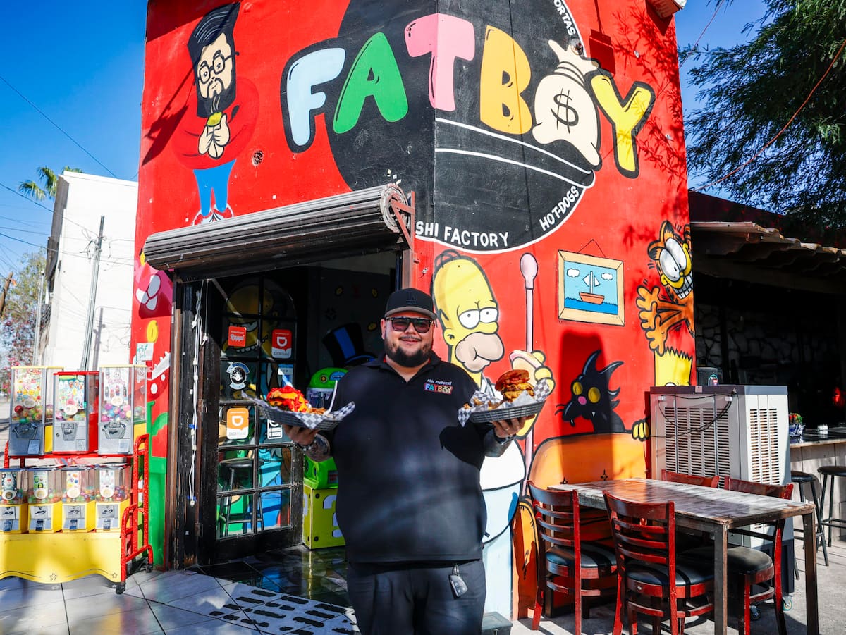 COME MANCHOSO. En el marco del Día de la Hamburguesa, Antony Báez, conocido como el "Fat Boys", recuerda cómo inició hace 14 años con una carreta. Hoy, Fatboy es ese negocio familiar de Mexicali que nunca cierra, donde las paredes te transportan a las caricaturas de tu infancia. (FOTO: JUAN J. MORALES)