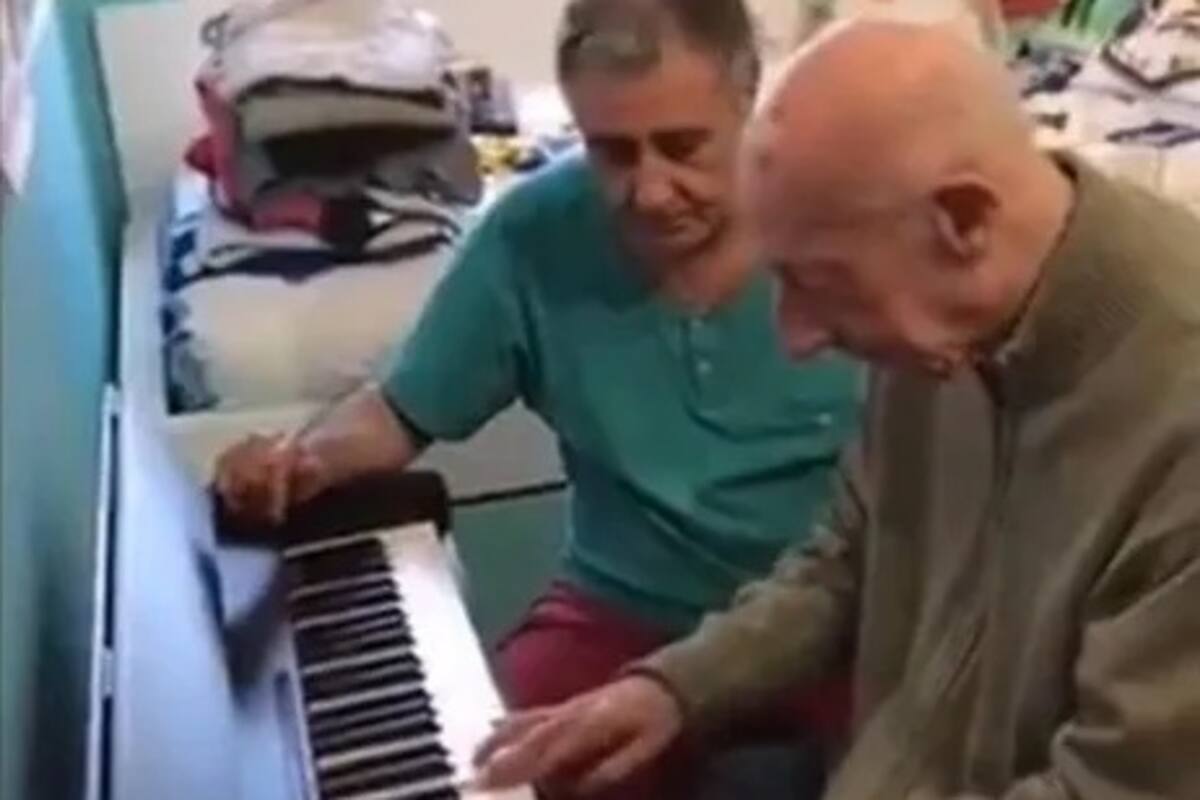 Hombre que sufre de alzheimer no olvida como tocar el piano