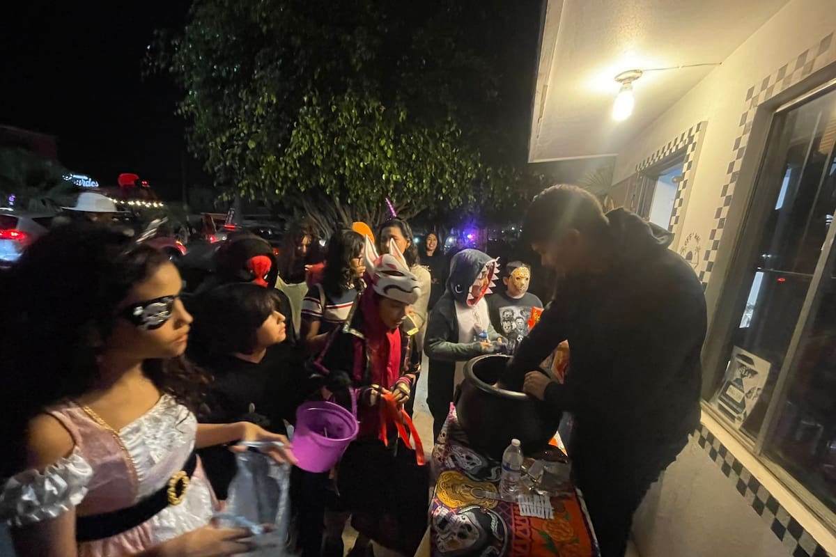 Cientos de niños disfrutan del tradicional “dulce o truco” en Ensenada