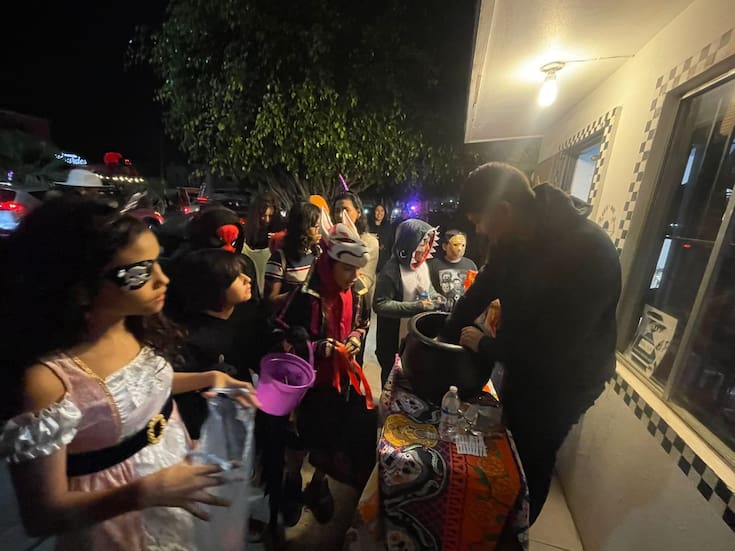 Cientos de niños disfrutan del tradicional “dulce o truco” en Ensenada