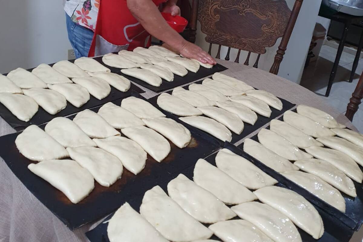 "Doña Chayito" tiene casi medio siglo de poner su mejor sazón al preparar empanadas