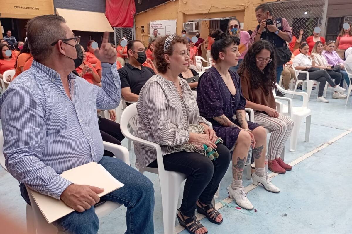 Visitó Mon Laferte a mujeres del Cereso de Ciudad Obregón
