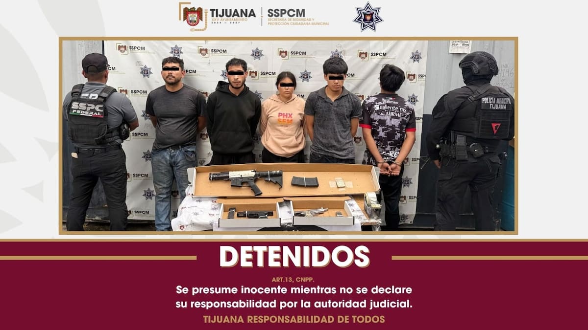 La Policía Municipal detuvo a cinco personas y aseguró tres armas de fuego en Tijuana. Foto: Cortesía