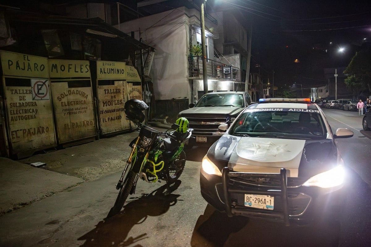 La víctima, de 29 años, fue atacada durante la noche; en el lugar se localizaron indicios balísticos y una motocicleta presuntamente usada en la huida. Foto: Border Zoom