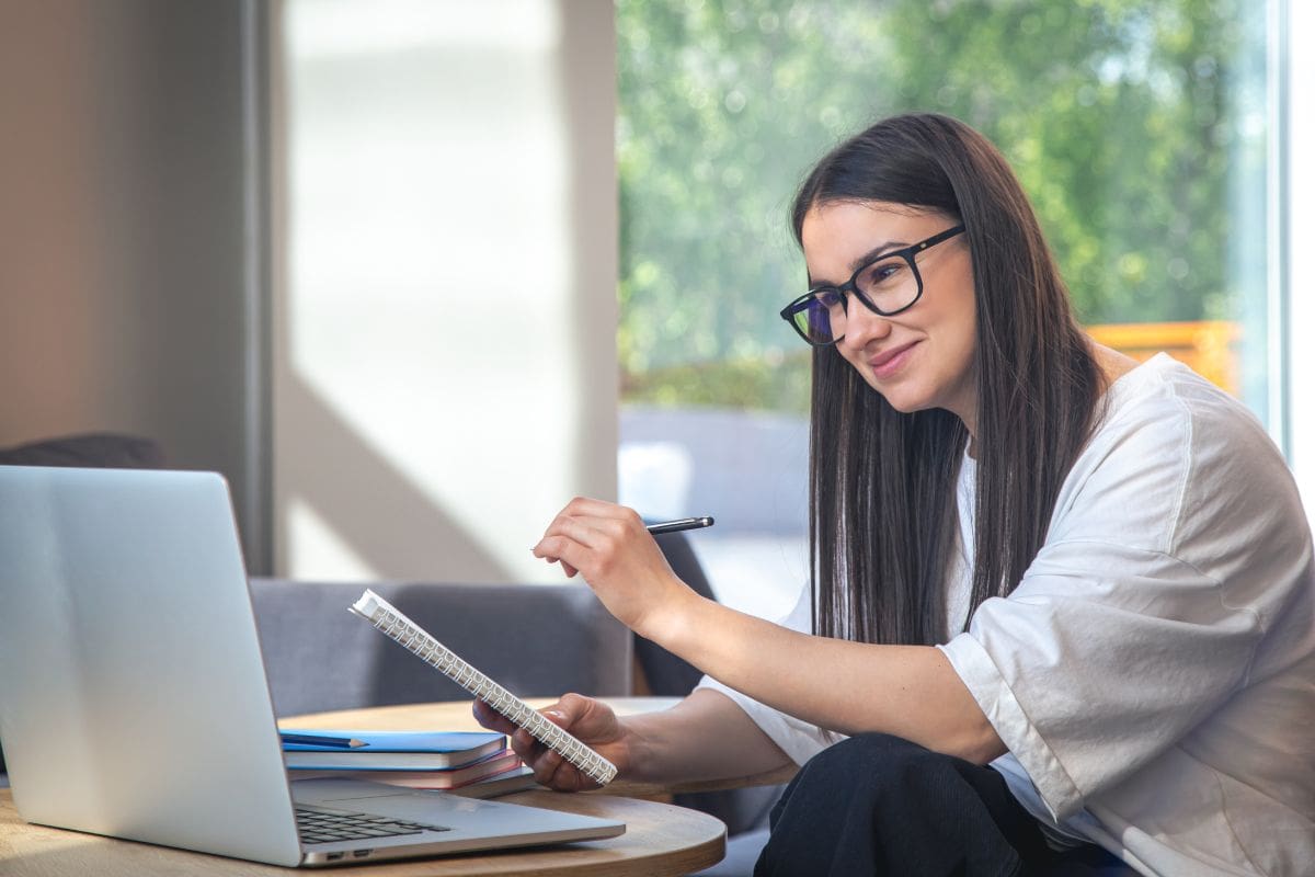 Las 7 características que comparten las personas inteligentes, según la psicología moderna y su impacto en el estilo de vida diario