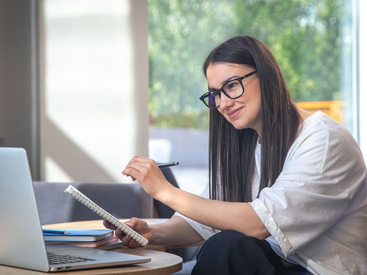 Las 7 características que comparten las personas inteligentes, según la psicología moderna y su impacto en el estilo de vida diario