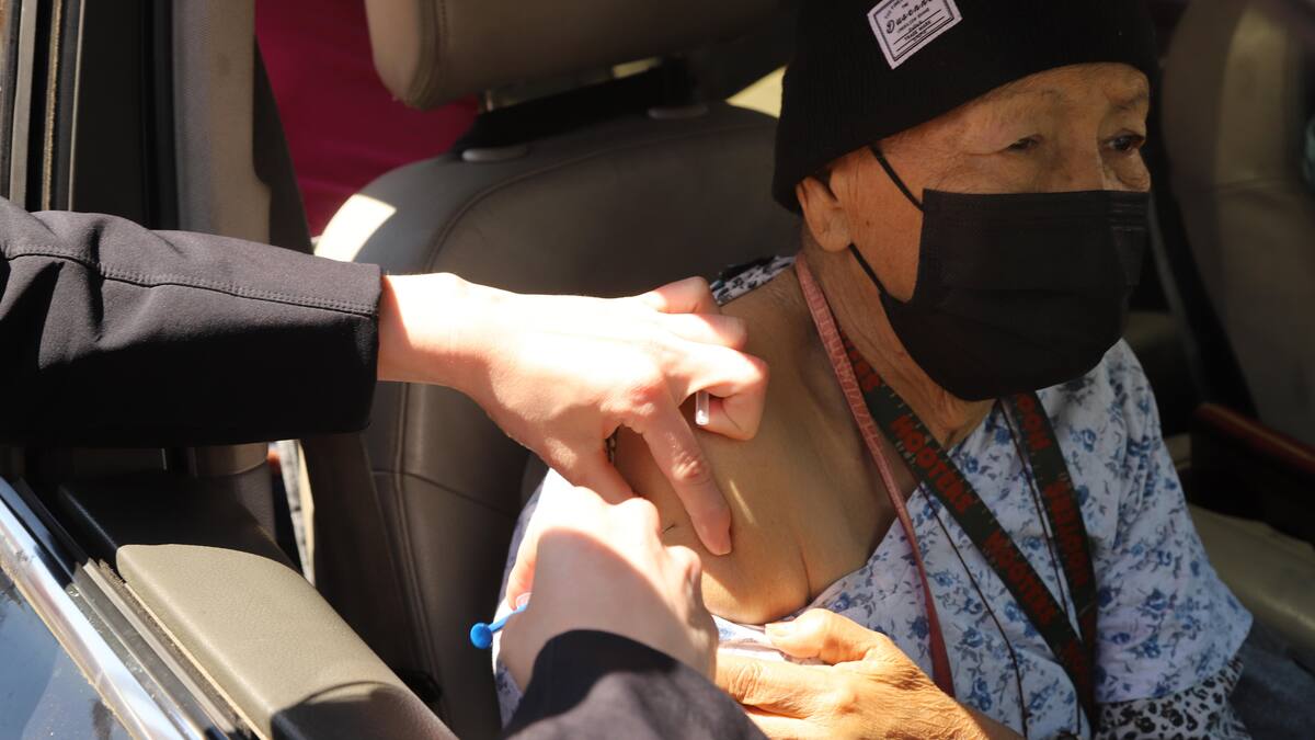 Solo 40% de adultos mayores en México se vacuna contra la neumonía, la enfermedad prevenible que sigue cobrando vidas