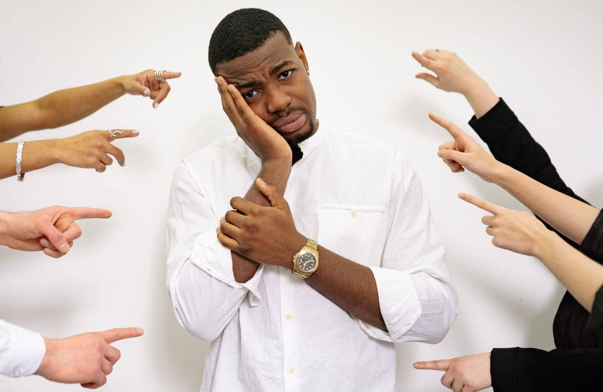 ¿Te cuesta aceptar críticas? Expertos explican cómo el miedo al rechazo y la autoestima influyen en la forma de reaccionar a los comentarios negativos | Foto: Especial (canva)