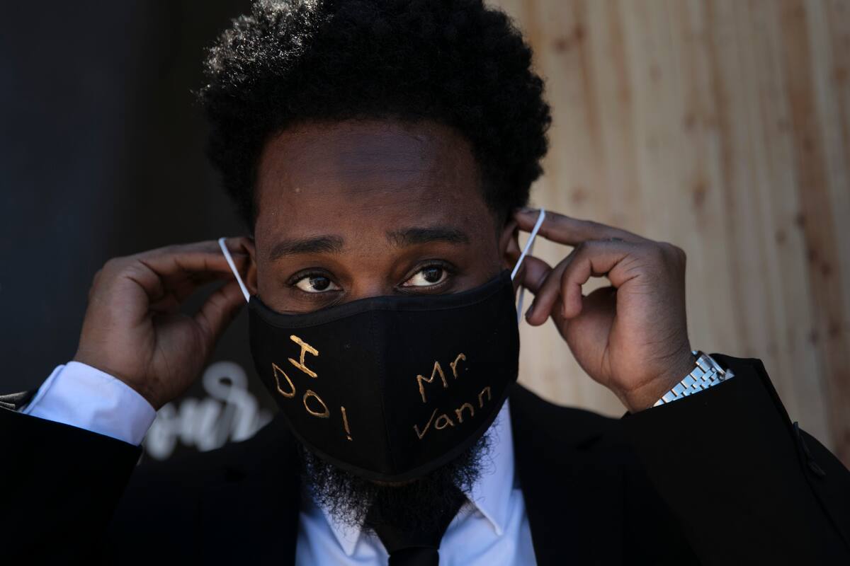 Tray Vann se coloca un barbijo hecho por su novia luego de la boda de ambos en Anaheim, California, el 26 de mayo del 2020. El barbijo dice "¡Acepto! Sr. Vann". El uso de barbijos es a menudo una batalla perdida para los planificadores de bodas ya que los novios se resisten a tomar medidas para prevenir contagios del coronavirus. (AP Photo/Jae C. Hong, File)