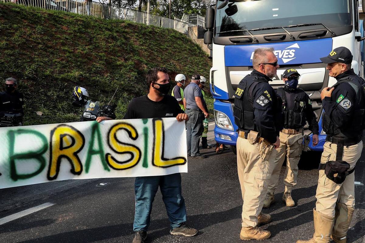 Bolsonaro convoca a camioneros al diálogo tras pedir que liberen carreteras
