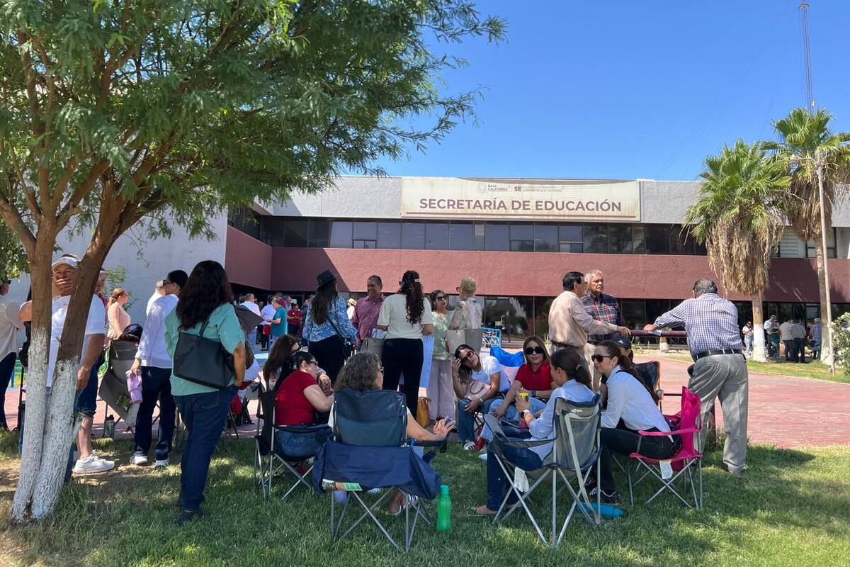 Docentes y madres de familia se manifiestan en SEE para exigir pago de PIMEE