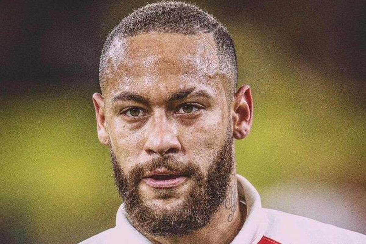 Neymar la hace de pianista durante la cuarentena