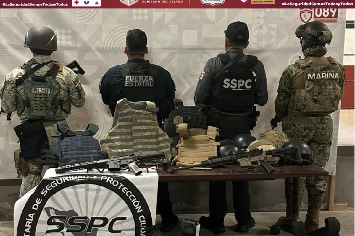 Fuerzas de Seguridad aseguran armas, equipo táctico y vehículo robado en Tijuana