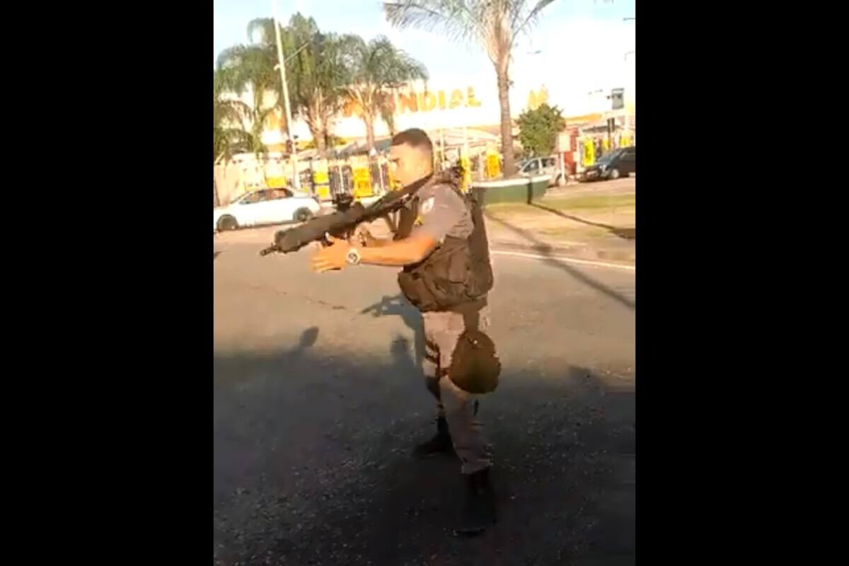 Marchan por joven muerto por bala perdida; policía los ataca