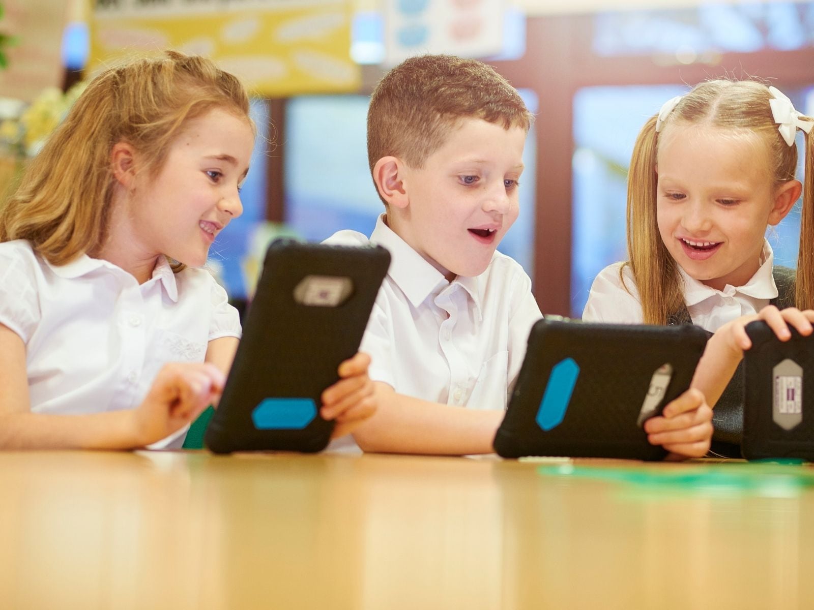 La Generación Alpha agrupa a niñas, niños y adolescentes nacidos entre 2010 y 2025, considerados los primeros en crecer totalmente inmersos en entornos digitales. Esta generación no solo convive con la tecnología: la integra a su identidad, su lenguaje y su forma de socializar. | Crédito: Canva