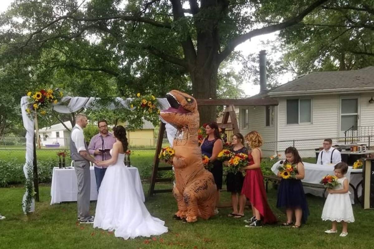 Dama de honor va disfrazada de dinosaurio a la boda de su hermana