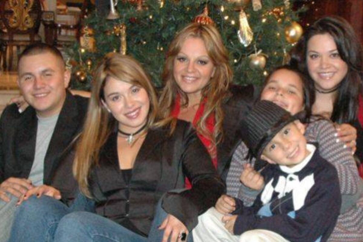Hijos de Jenni Rivera compartieron fotos inéditas de la cantante, para celebrar su cumpleaños 53