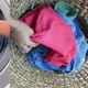 Cómo eliminar manchas difíciles y malos olores de la ropa: consejos prácticos y rápidos