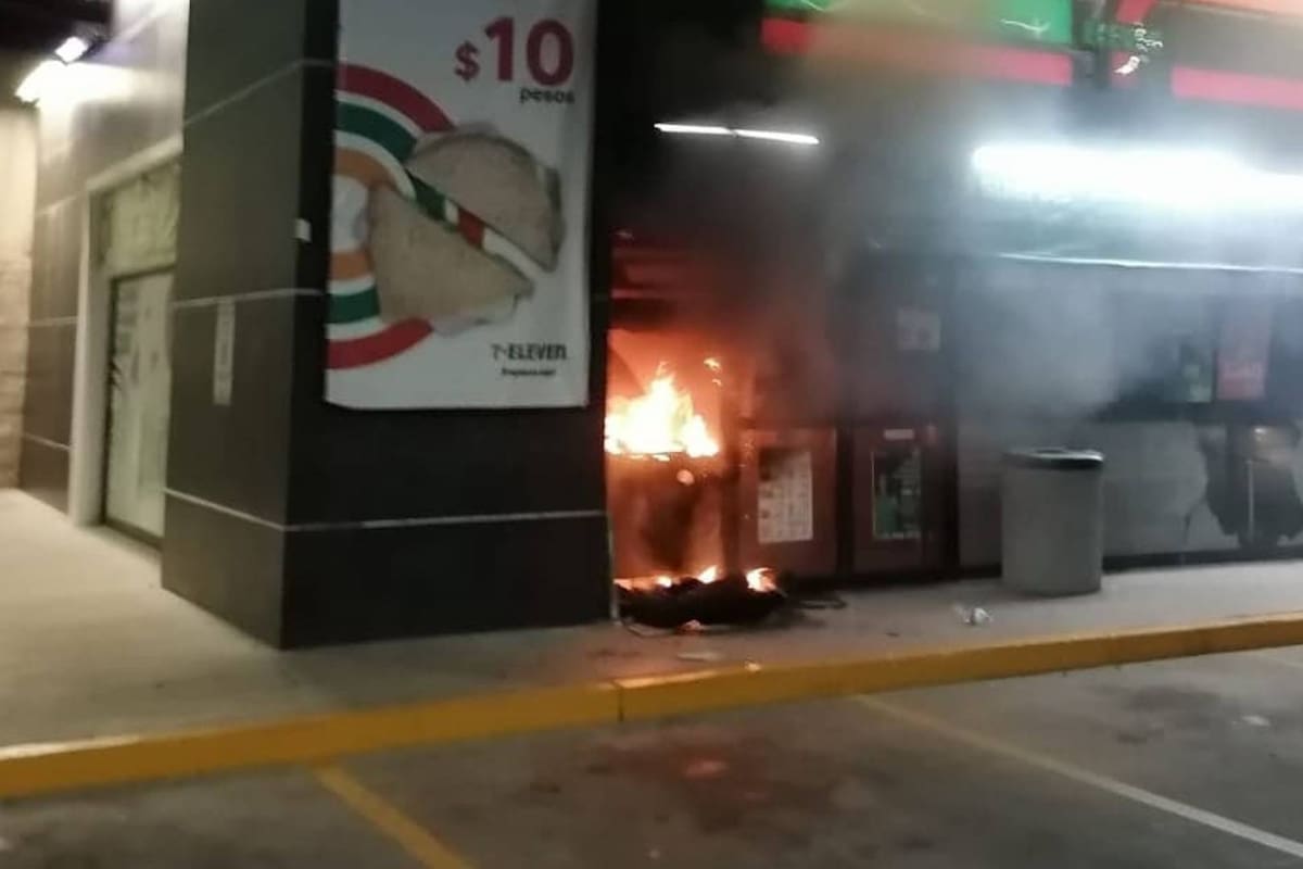 Hermosillo: Policía rescata a mujer de incendio en tienda de conveniencia