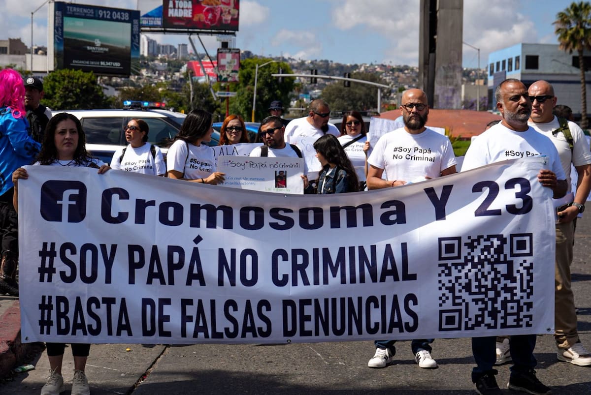 Luego de mantenerse en el palacio por algunos minutos, el colectivo partió nuevamente en ruta a la Fiscalía General del Estado. Foto: Leonardo González