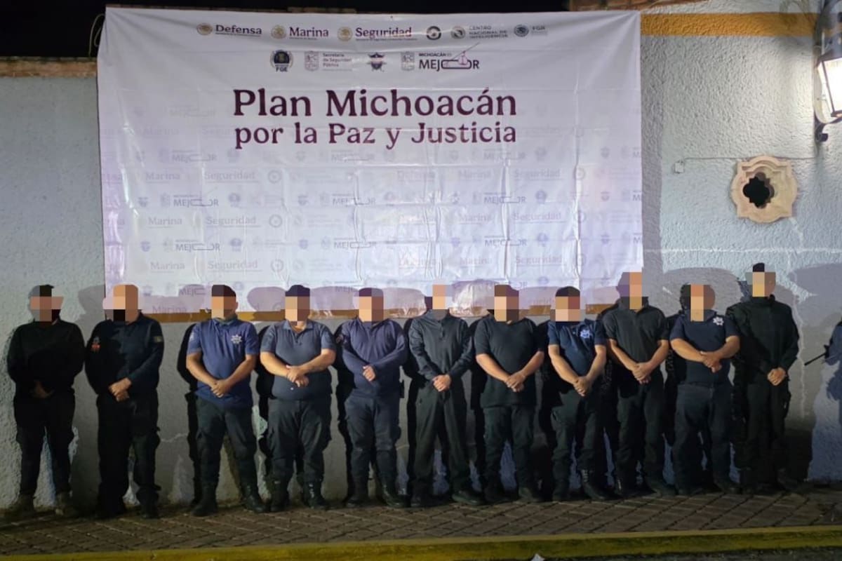 Policías de Ecuandureo encapuchados y sin insignias: así fueron detenidos 11 elementos con droga y teléfonos donde alertaban al CJNG