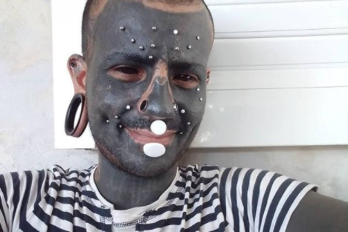Hombre se tatúa el 70 % de su cuerpo de negro
