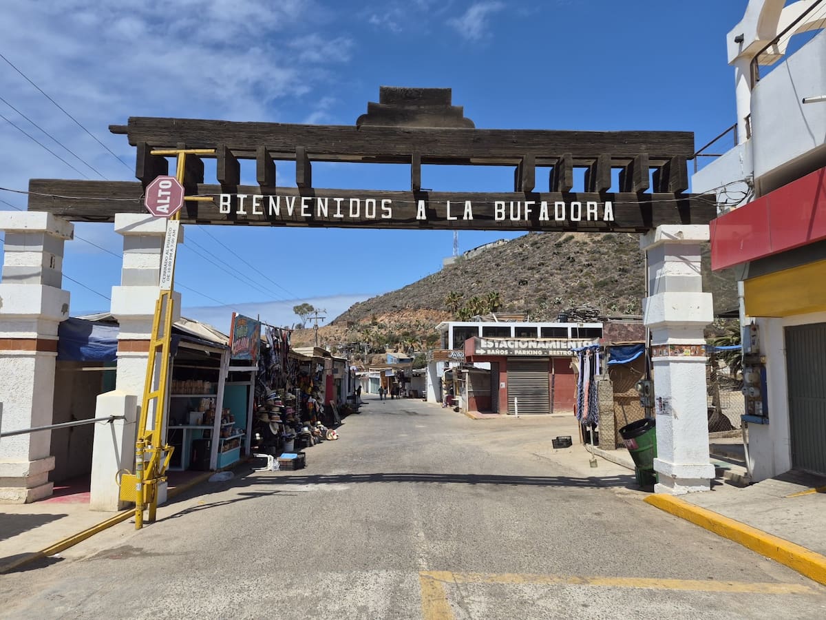Vendedores de La Bufadora aseguraron que la polémica por el cobro de 145 dólares por dos piñas coladas ha reducido la afluencia de clientes y obligado a los visitantes a preguntar precios antes de comprar. Foto: Cortesía