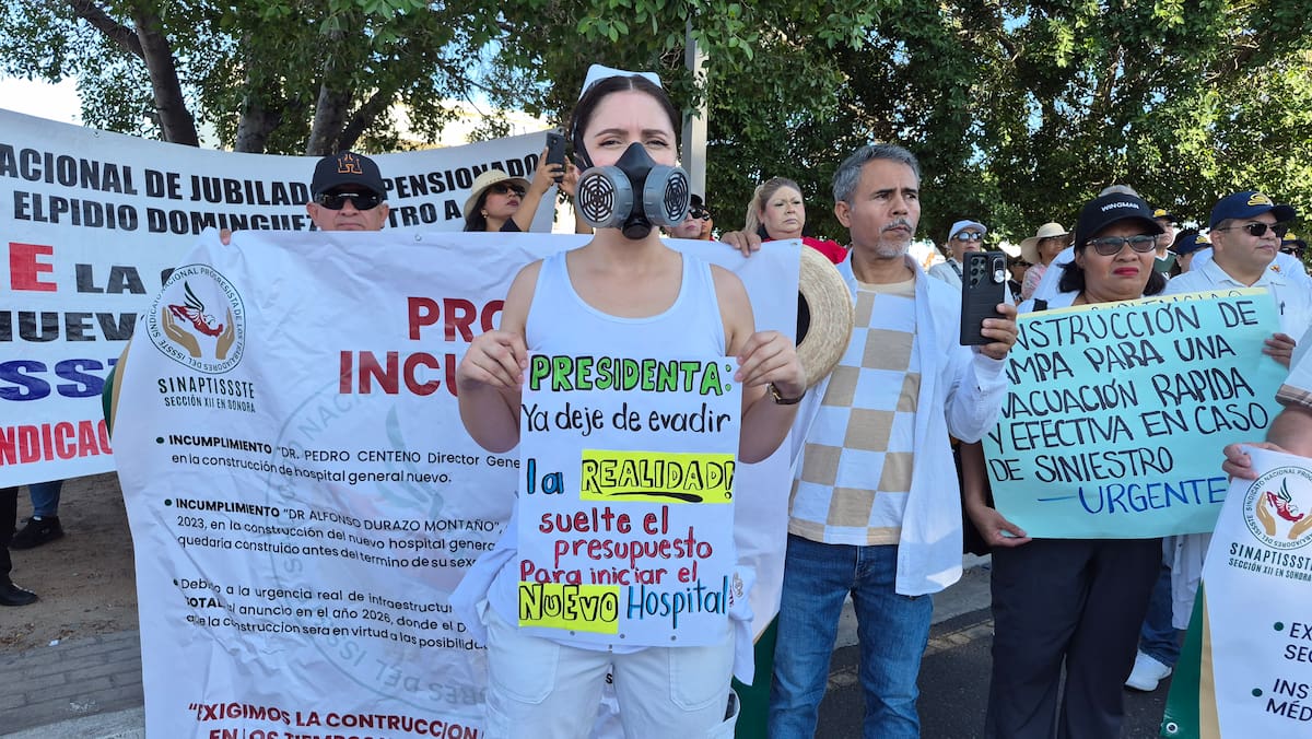 Familiares de pacientes y personal del Issste participan en la protesta frente al Hospital Dr. Fernando Ocaranza.
