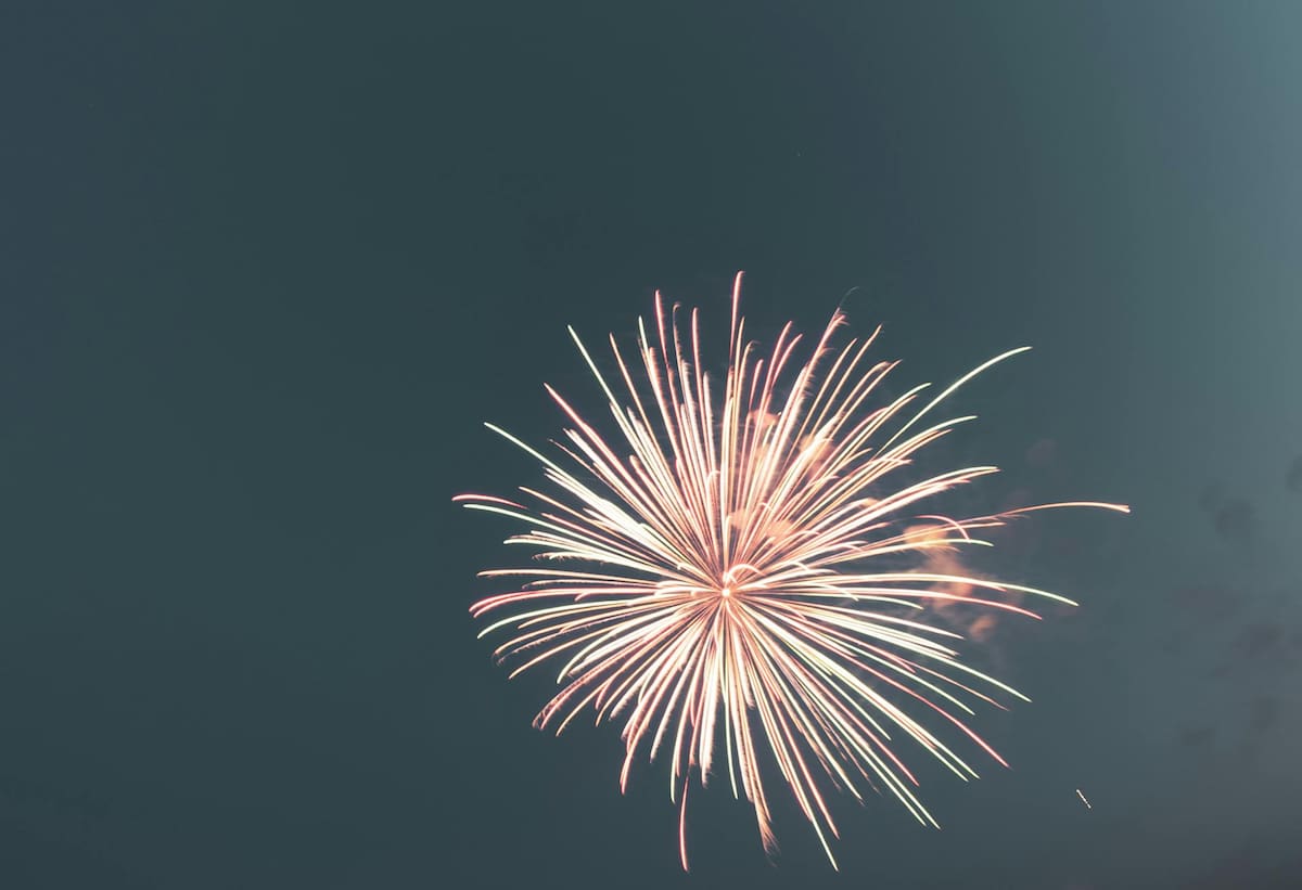 Asimismo, en algunos municipios del Estado de México se ha optado por prohibir el uso de pirotecnia en espacios públicos, estableciendo sanciones a quienes incumplan esta normativa. Foto: Pexels.