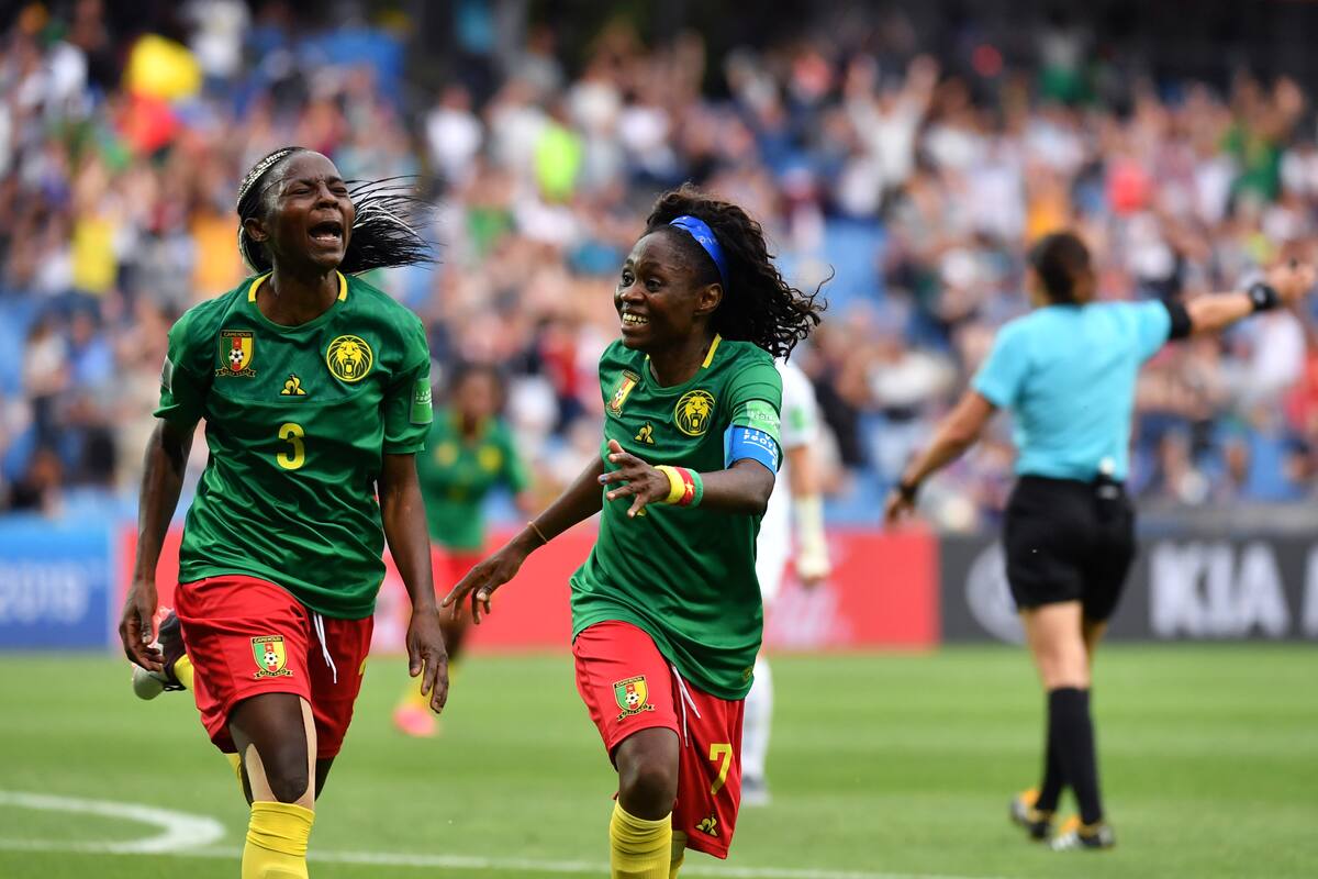 Camerún gana a Nueva Zelanda en descuento y despide a Argentina