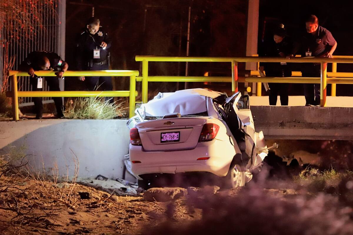 Mueren tres presuntos ladrones tras persecución en auto robado