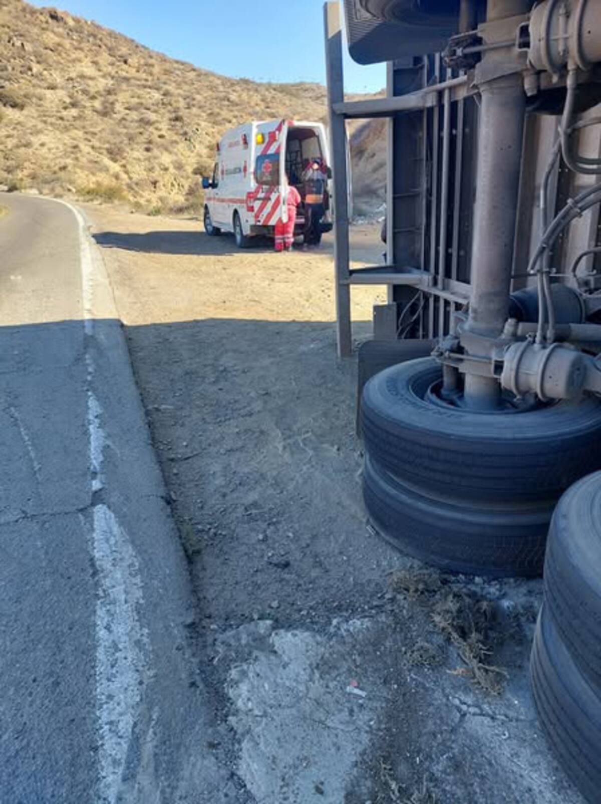 Al lugar del accidente acudieron elementos del grupo de Bomberos y Rescate Voluntarios de Punta Colonet.