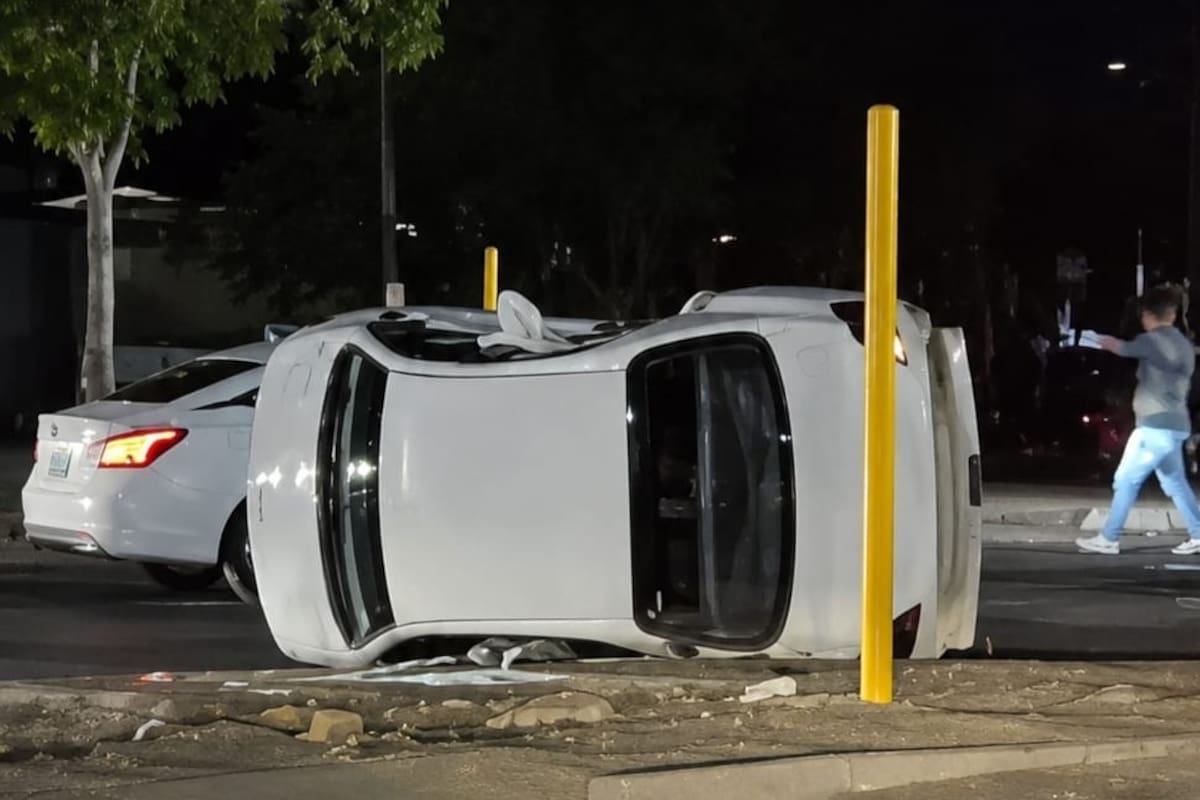 Dos lesionados, uno de gravedad, tras choque entre motociclista y carro en Villas del Rey