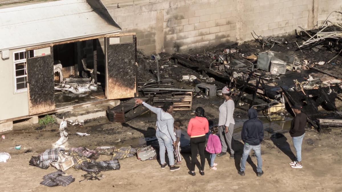 El incendio inició en una zona de viviendas dentro del albergue y dejó tres casas afectadas, sin personas heridas. Fotos: Border Zoom
