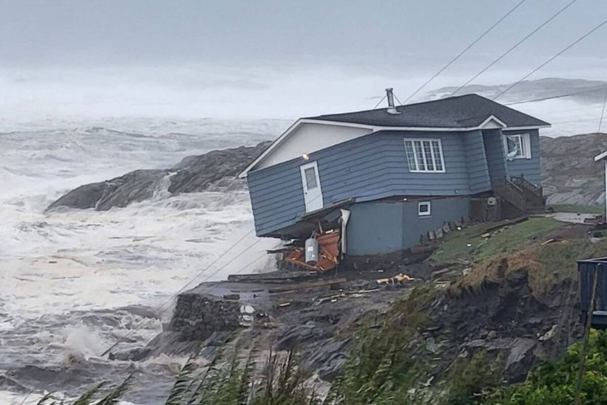 La tormenta Fiona deja casas arrastradas al mar y a miles de personas sin electricidad tras su "histórico" paso por Canadá