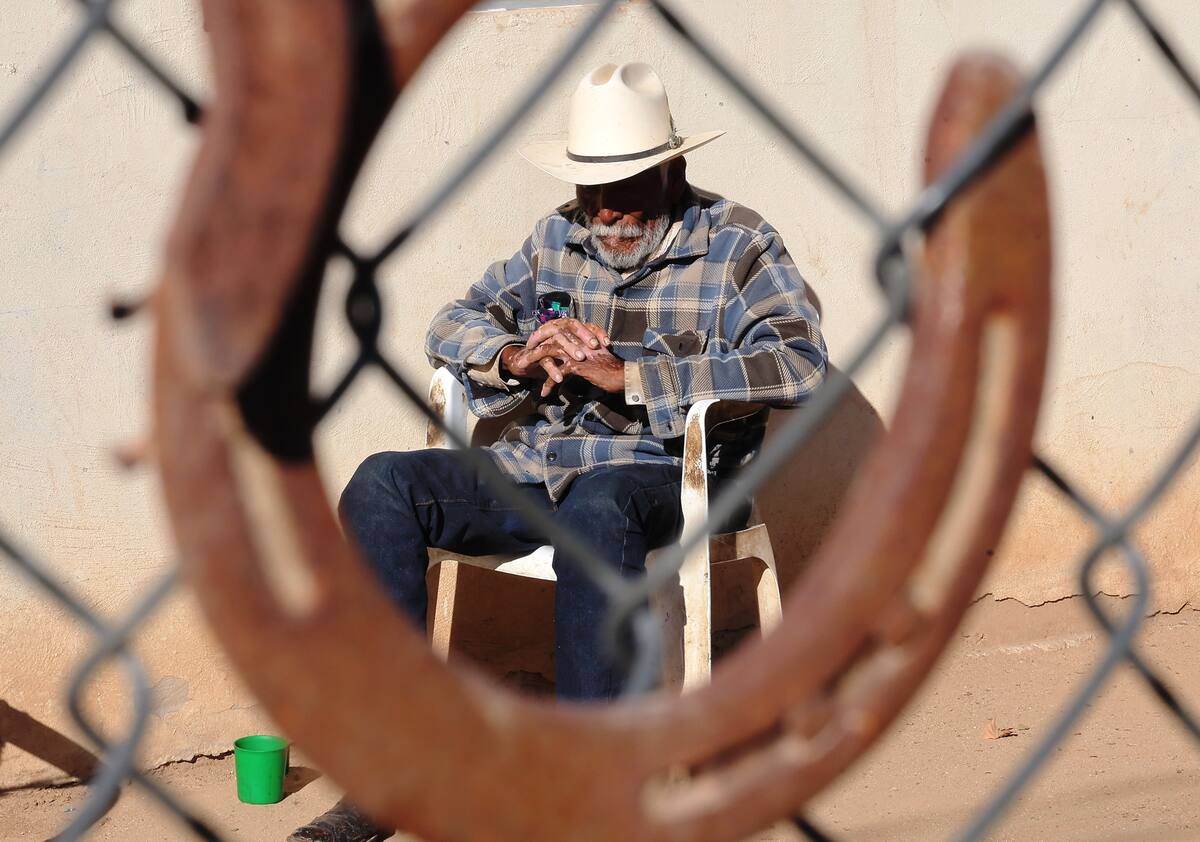 En el solecito y con café entraron en calor  en el lugar más frío ayer. FOTO: JULIÁN ORTEGA