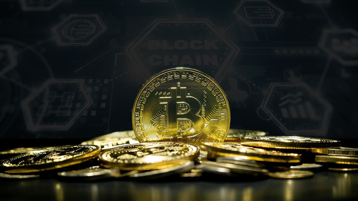 El bitcoin, la criptomoneda más importante del mercado, registra un movimiento del 1.1%, mostrando una recuperación en el interés de los inversionistas.