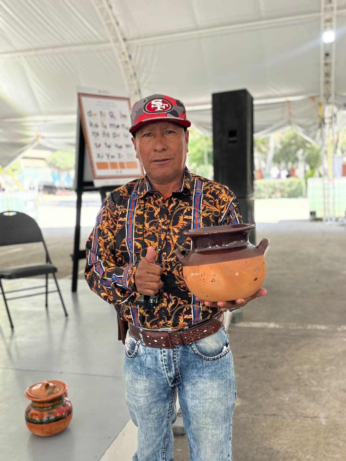 Francisco Cirinos Martínez de Jesús elabora piezas de barro desde hace 18 años y llama a preservar la tradición y la lengua indígena ante el desinterés de nuevas generaciones. Foto: Lorena Salinas